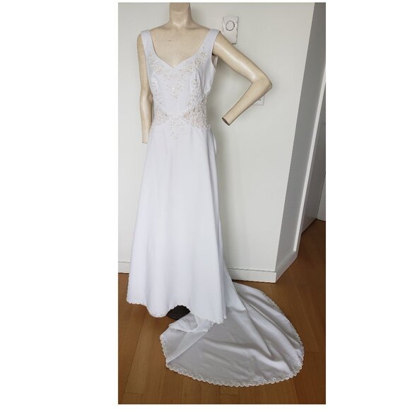 BNWT White Wedding Dress with detail and train Size 8 - Picture 3 of 16